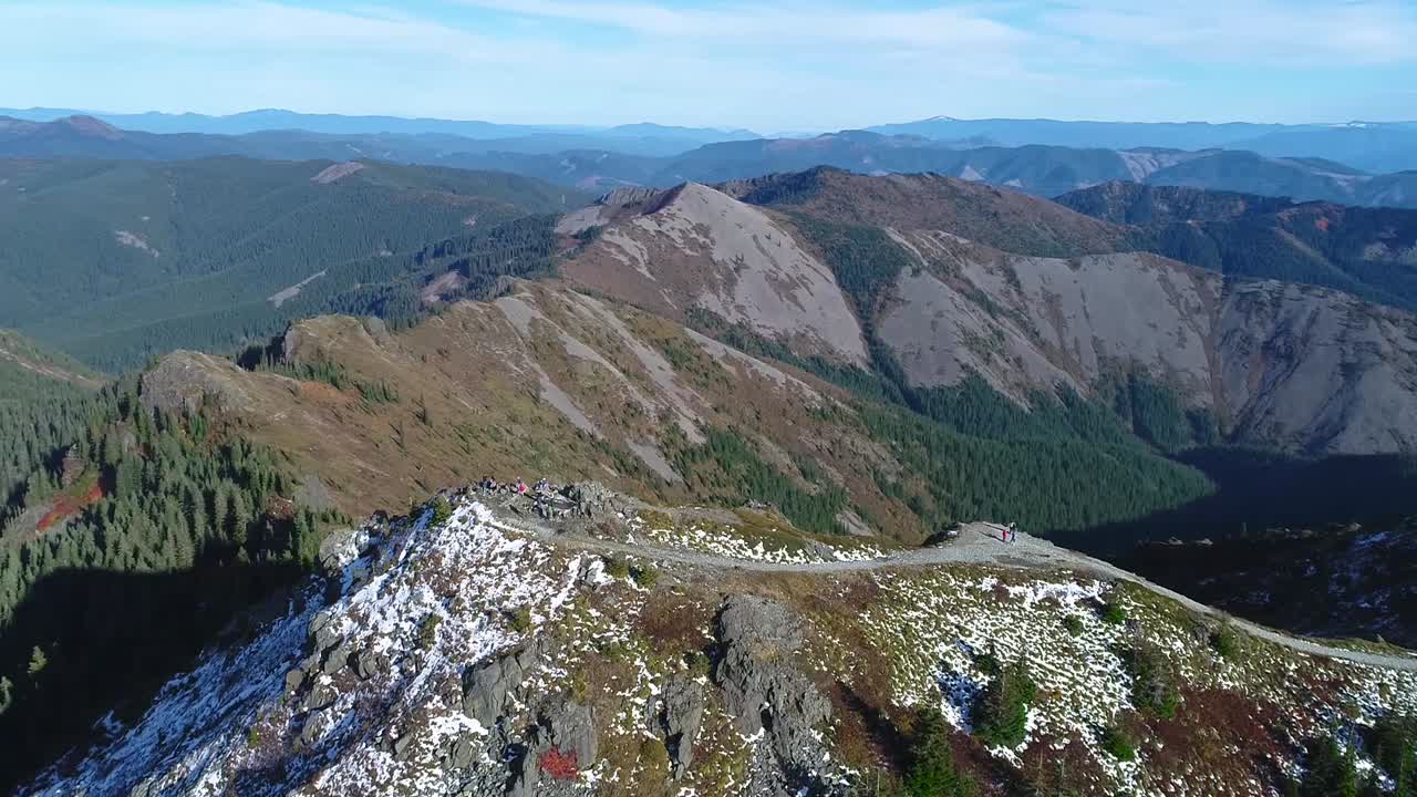 미국 태평양 북서부의 유명한 산 위의 공중 비디오