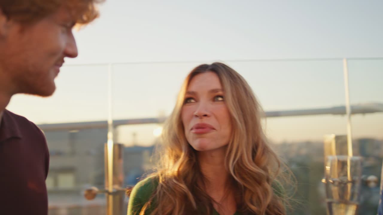 felices estudiantes de fiesta en la terraza en la noche de verano cerca. amigos con vasos