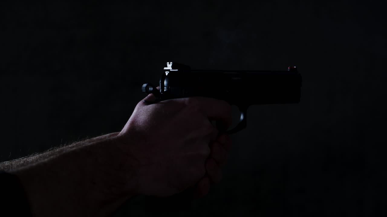 двукратный выстрел из пистолета в темном помещении