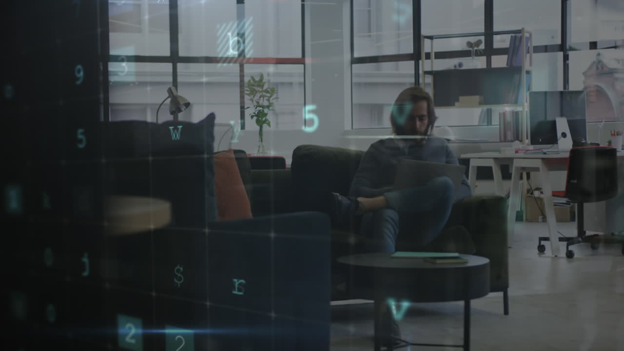 animación de hackeo de textos sobre un empresario caucásico usando un teléfono inteligente