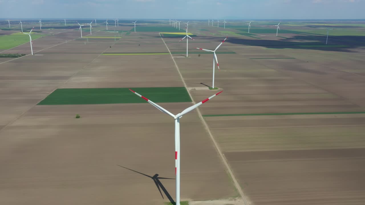 여러 풍력 공장, 풍력 발전기, 터빈, 운동 에너지를 변환하여 재생 가능한 깨한 에너지를 생산하는 항공 사진