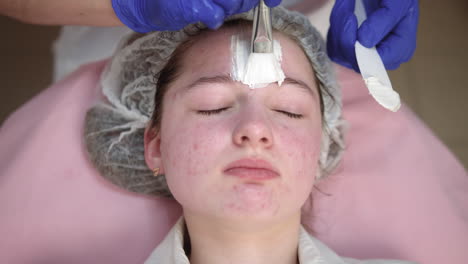 mujer que recibe tratamiento facial