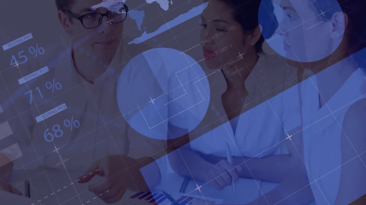 animación de la interfaz infográfica moviéndose sobre hombres de negocios caucásicos discutiendo ideas en la oficina