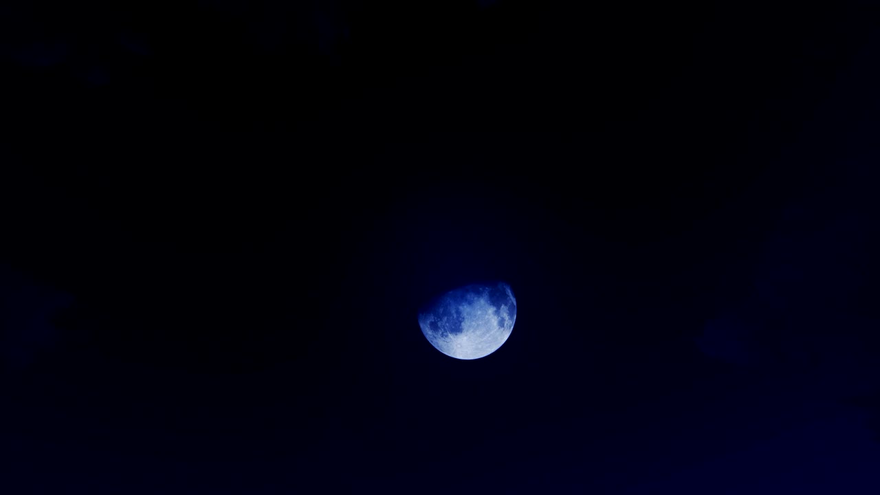 lapso de tiempo de la noche al día desde la luna llena contra el cielo estrellado hasta la tarde, 4k