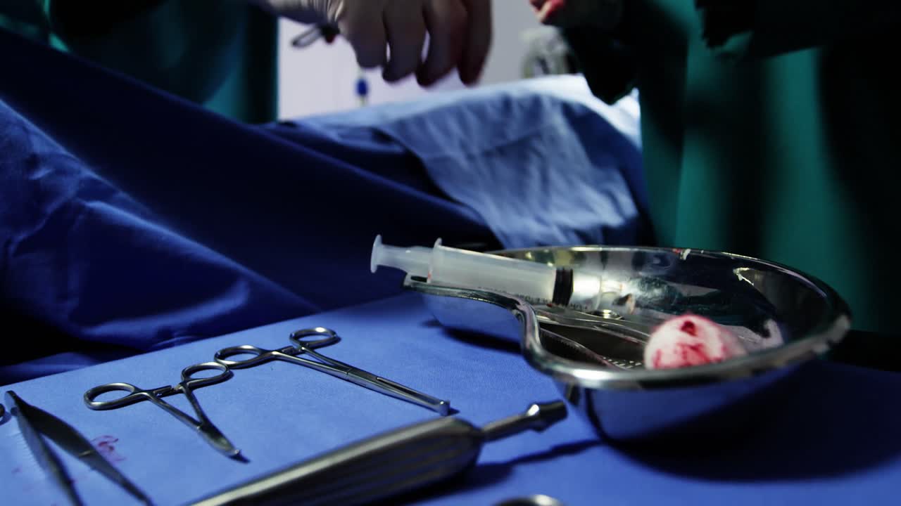 cirujanos que realizan una operación en la sala de operaciones