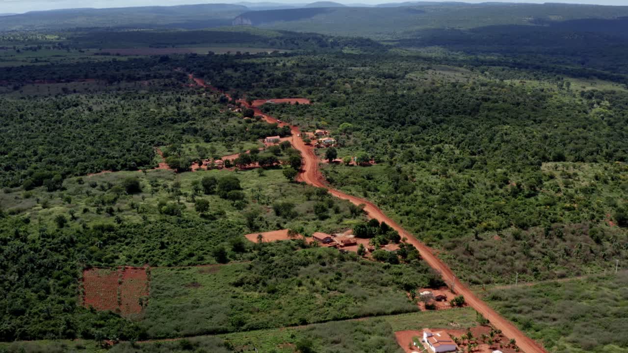 브라질 북부의 차파다 디아만티나 국립공원에 있는 작은 붉은 흙길과 햇살 가득한 여름날, 브라질 시골의 아름다운 공중 드론 샷