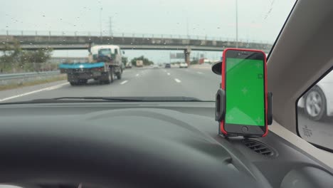 el mapa de navegación gps en el teléfono inteligente moderno dispositivo de pantalla verde montado
