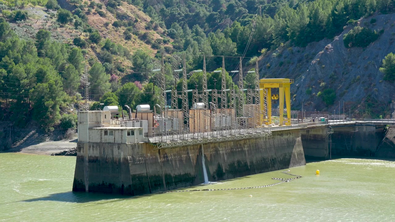 İspanya, Endülüs, El Chorro'da engebeli dağlarla çevrili Tajo de la Encantada hidroelektrik barajı
