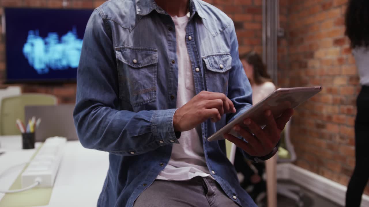 sección media de un empresario creativo que usa una tableta digital