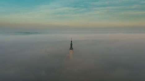 volar sobre las nubes en tabor checo mañana fría de otoño