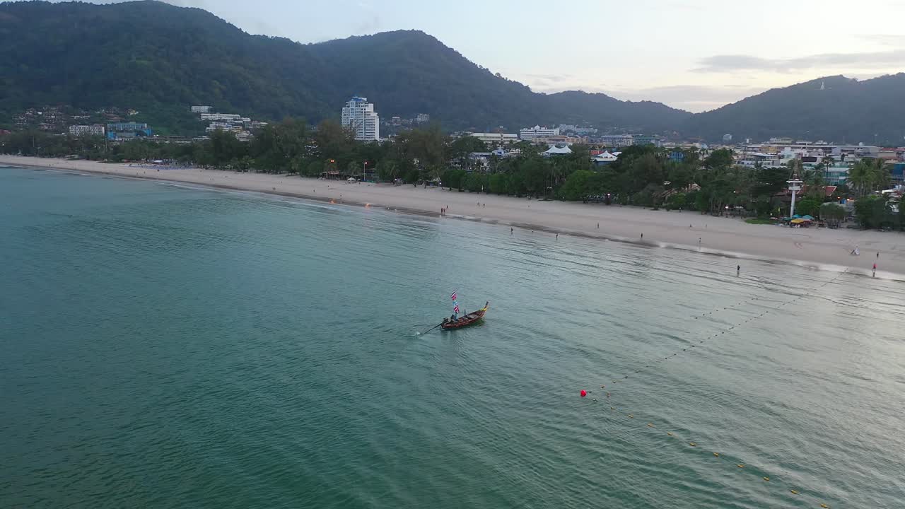 barco en la playa de la bahía de patong tailandia