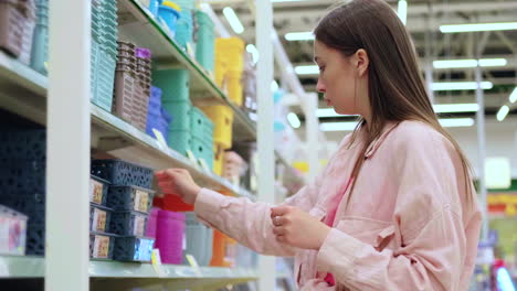 mujer comprando contenedores de almacenamiento en un supermercado