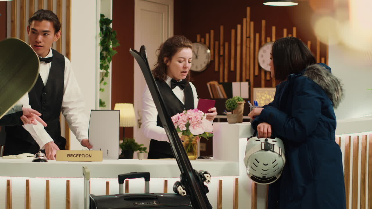 직원이 손님의 여권 id를 확인하고 있습니다.