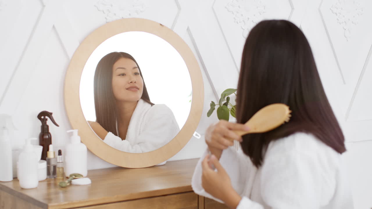 거울 앞 에서 머리 를 는 여자