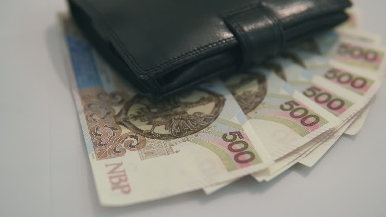 panorámica 500 zloty polaco bajo billetera negra