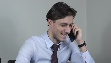 llamada telefónica de un joven empresario