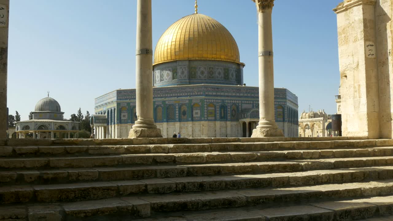disparo inclinado de mujeres caminando hacia la cúpula de la roca en jerusalén