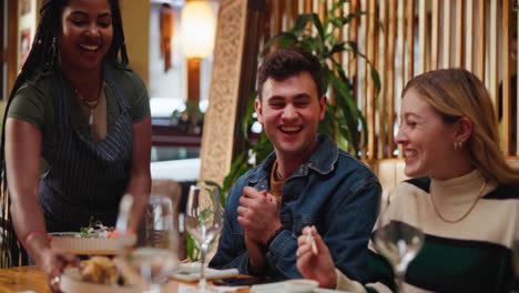 personas disfrutando de una comida en un restaurante