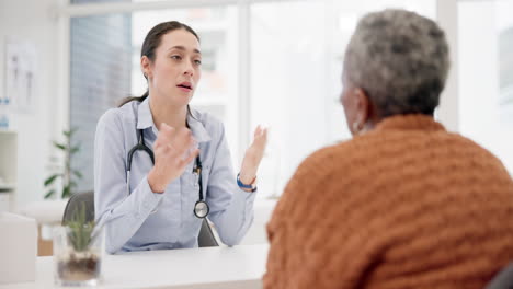 mujer, médico y paciente mayor de consulta
