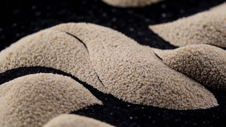 Primo piano di texture granulosa beige su sfondo nero