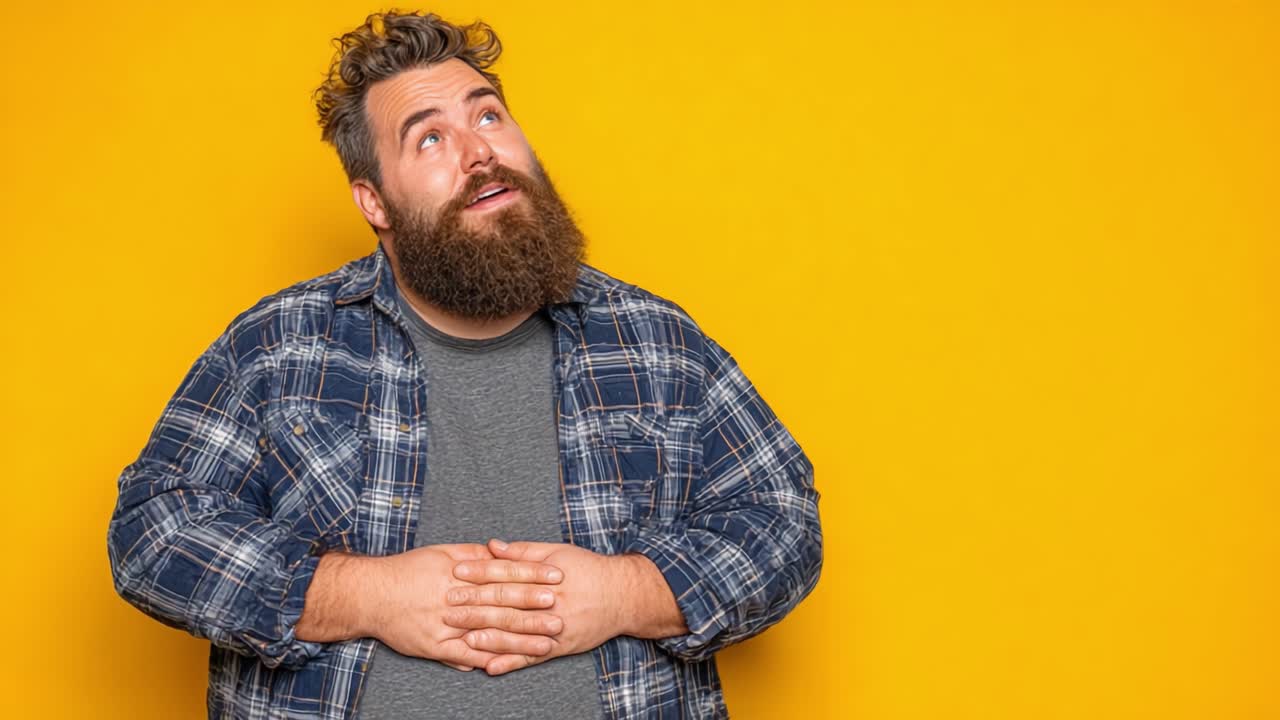 Un uomo barbuto allegro che guarda verso l'alto su uno sfondo giallo brillante, irradiando energia positiva e ottimismo in due inquadrature accattivanti.