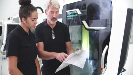 aprendizaje femenino trabajando con un ingeniero en máquinas cnc