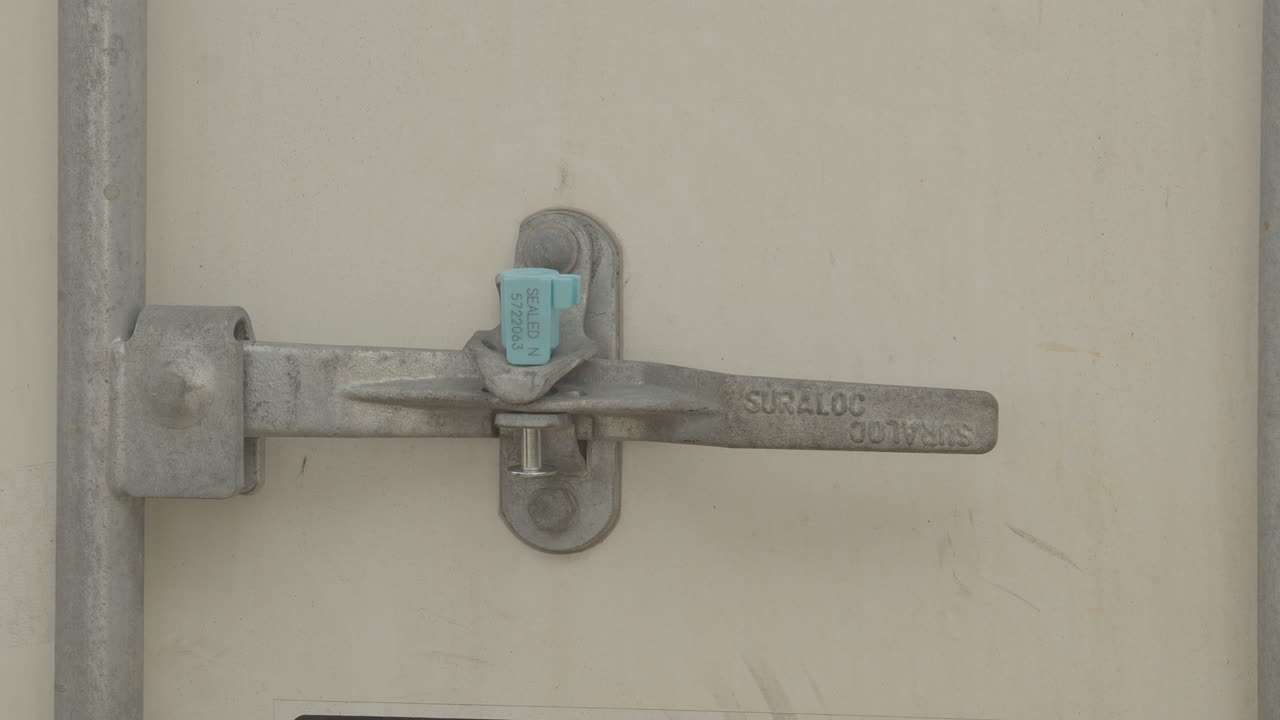 sello de perno de cierre de manos en contenedor de carga