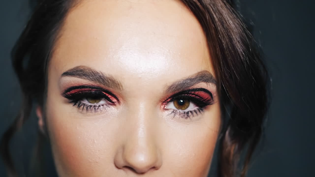 chica atractiva con maquillaje brillante en los ojos parpadeando. hermoso rostro de mujer joven