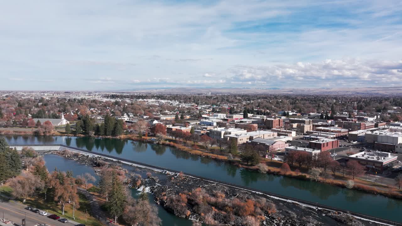 sobrevuelo de drones de las cataratas de idaho desde el río snake en idaho falls, idaho