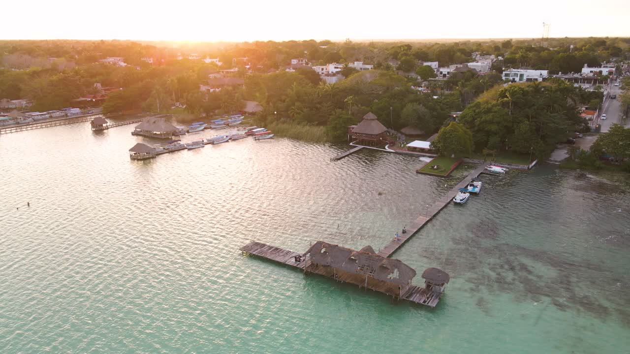 toma panorámica ascendente de una de las muchas villas de agua en la laguna de siete colores en bacalar, méxico en 4k