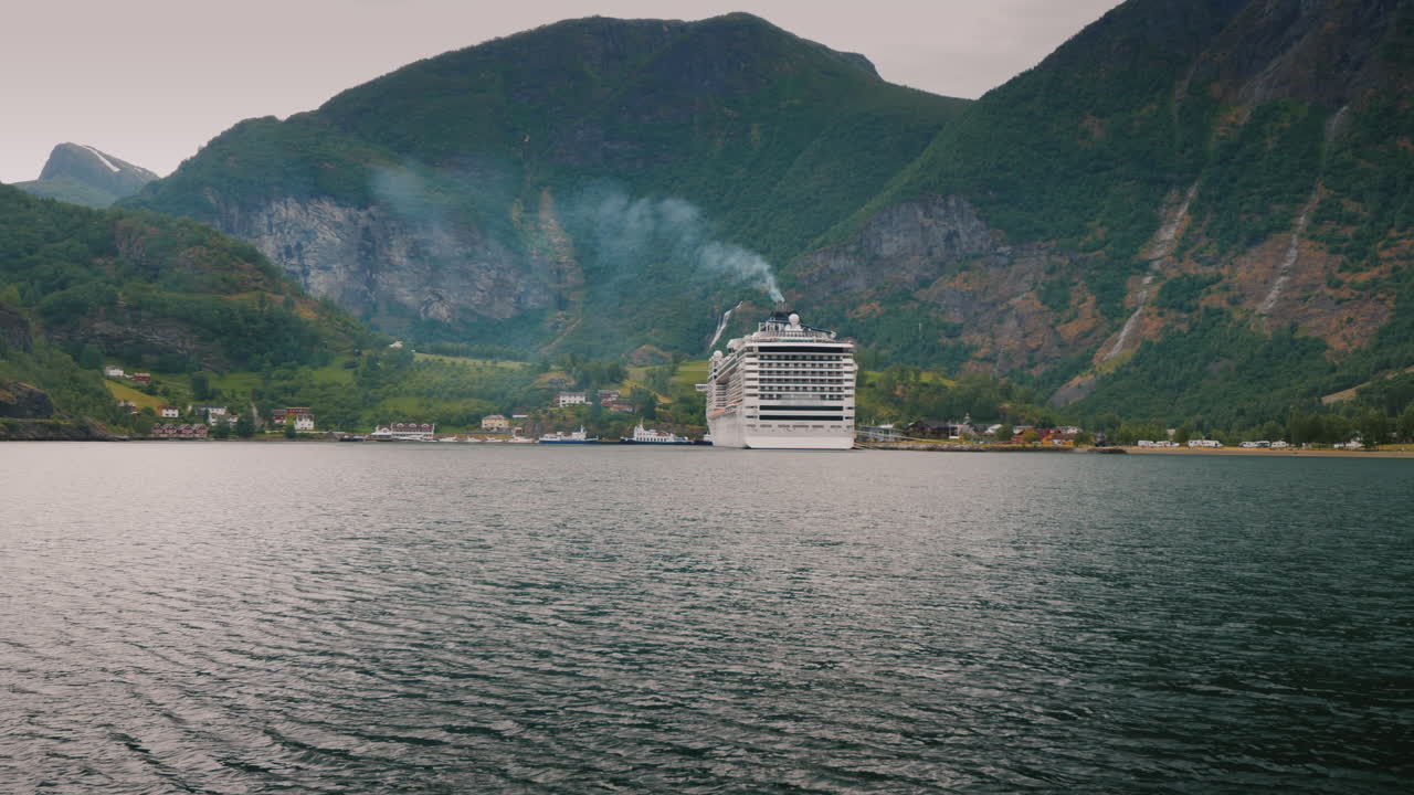 거대한 해저 정기선이 그림 같은 노르웨이 피요르드 4k 비디오 해안에 정박해 있습니다.