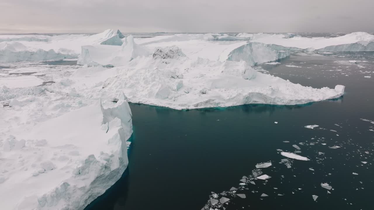 avión no tripulado sobre el mar y el hielo del fiordo de hielo de ilulissat