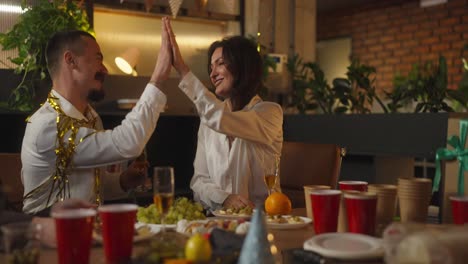 compañeros de trabajo celebrando un evento