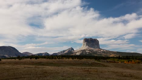 Otoño-En-El-Parque-Nacional-De-Los-Glaciares-Montanan-Con-Nubes-Pasando-Por-La-Montaña-Principal