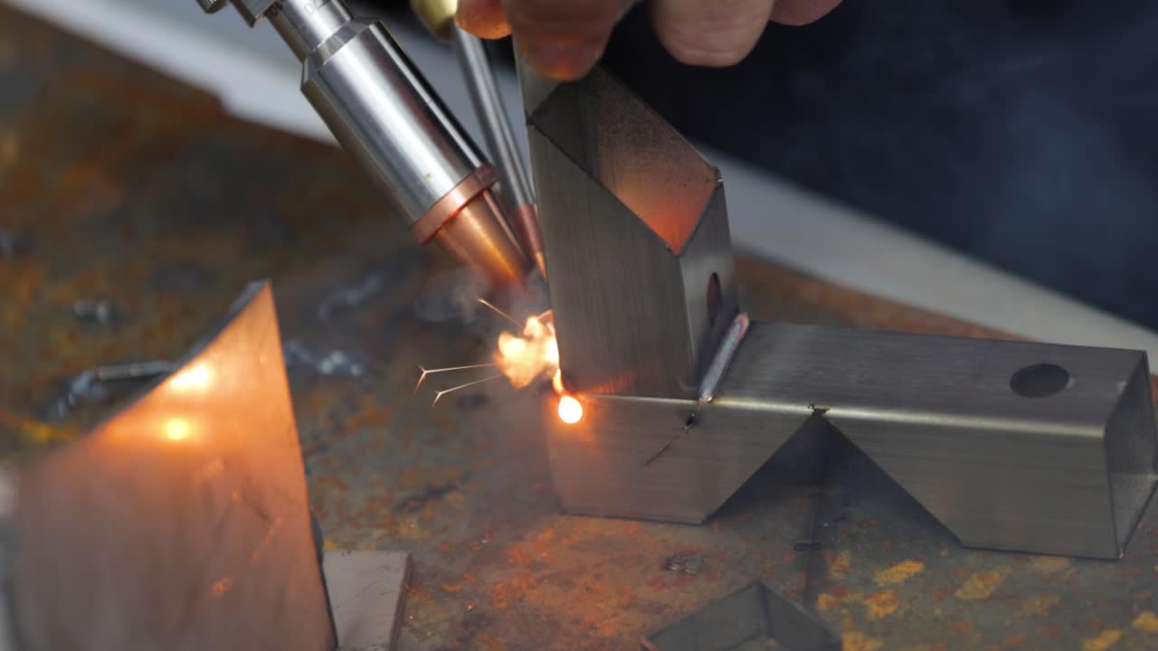 금속 부품 용접