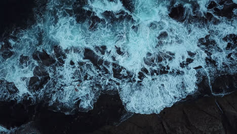 Wasser-Kracht-An-Einem-Dunklen-Strand