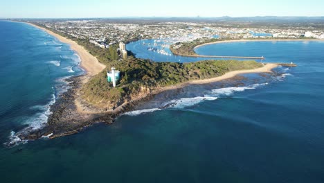 Point-Cartwright-Beach-Und-Leuchtturm-–-Atemberaubendes-Küstenziel-In-Queensland,-Australien