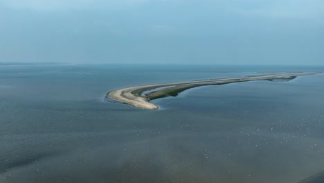 Vista-Aérea-Sobre-El-Islote-Arenoso-Con-Dunas-En-Rockanje---Protección-Natural-Contra-Inundaciones