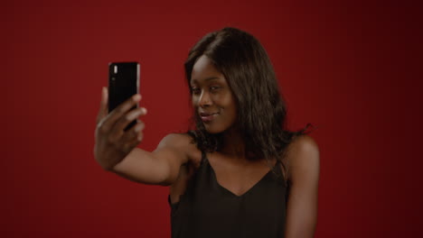 mujer joven tome un selfie en el teléfono