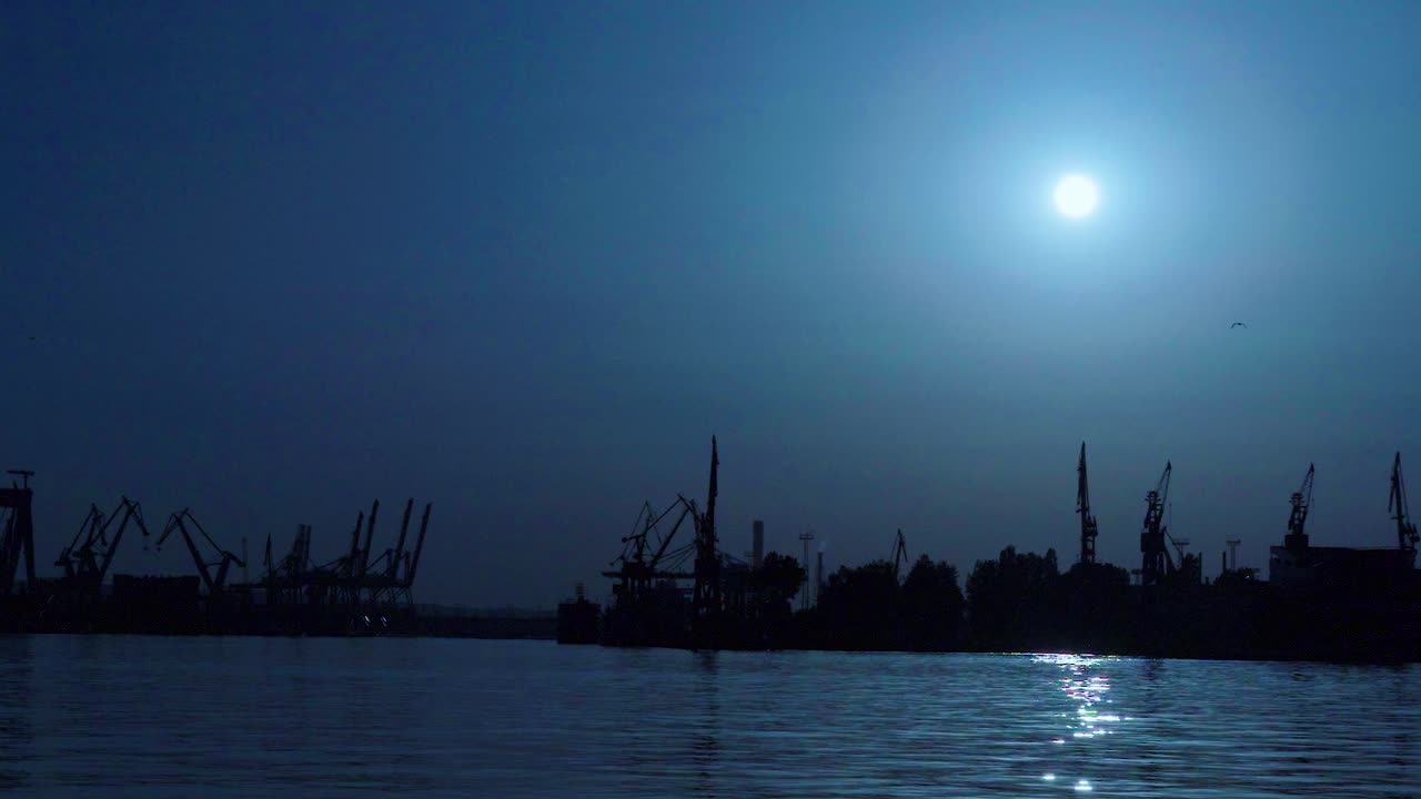 港の景色を望む夕暮れ時の美しい青空