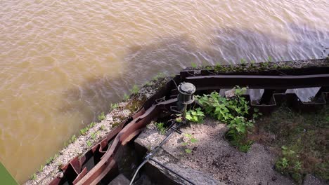 Schott-Im-Cuyahoga-Fluss-Reparaturbedürftig