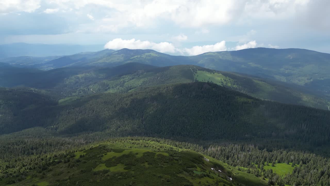 vista aérea de las nubes de las montañas beskid durante un día nublado - dron 4k