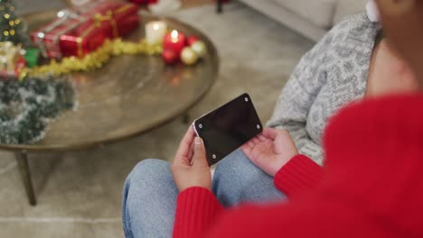 Fröhliche,-Vielfältige-Freundinnen,-Die-Weihnachts-Smartphone-Videoanrufe-Tätigen-Und-Platz-Auf-Dem-Bildschirm-Kopieren