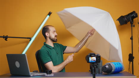 fotógrafo con un paraguas blanco