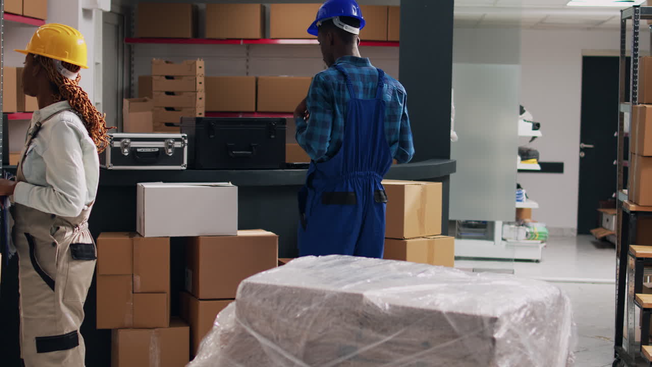Lavoratori di magazzino che imballano le scatole
