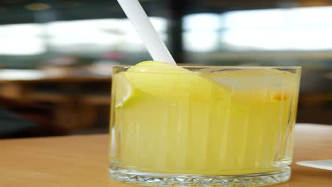 bebida refrescante de manzana y limón