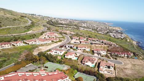 vista panorámica aérea de rancho palos verdes con el océano pacífico y enormes fincas junto a la playa en el acantilado en un día soleado