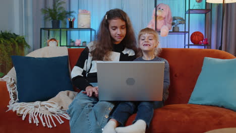 Hermanas,-Niños-Y-Niñas-Usando-Una-Computadora-Portátil,-Haciendo-Una-Videoconferencia-Por-Cámara-Web,-Disfrutando-De-Una-Conversación-Agradable