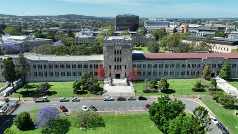 tiro de drone de la universidad de queensland uq st lucia, drone pull away shot uq's great court y forgan smith building