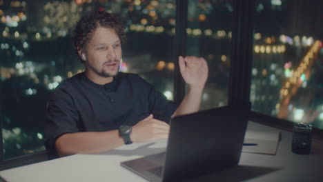 curly-haired white man explains trading on the stock exchange
